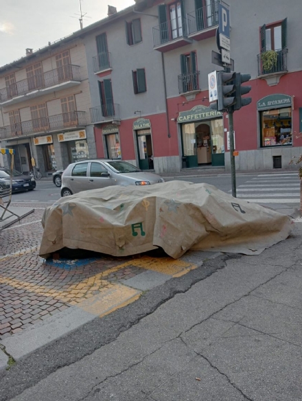 CARIGNANO - Polemiche per il parcheggio disabili occupato in via Umberto I