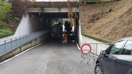 MONCALIERI - Vigili del fuoco e operatori comunali al lavoro per prosciugare gli ultimi residui d'acqua