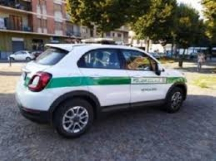 MONCALIERI - Si schianta in strada Revigliasco e fugge dopo aver danneggiato altre auto: identificato e multato