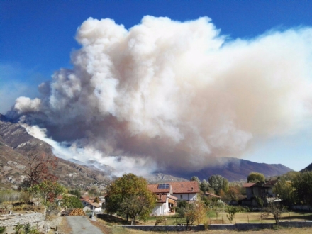 CINTURA SUD - Il fumo degli incendi arriva in pianura. L'Arpa: «Possono aumentare concentrazioni di Pm10»