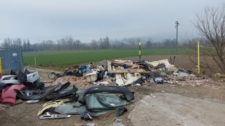 MONCALIERI - Fioccano maxi abbandoni di rifiuti tra Barauda e la zona del canale Iren