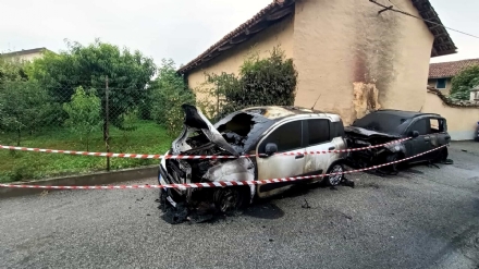 CARMAGNOLA - Incendio nella notte (forse doloso) devasta due Panda parcheggiate