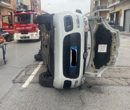CARMAGNOLA - Paura in corso Europa: auto si ribalta. Una persona ferita