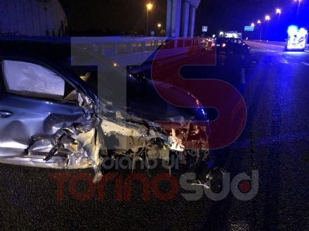 CANDIOLO - Prende l'autostrada contromano e provoca incidente: tre feriti