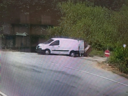 CANDIOLO - Abbandona rifiuti in zona parco ma non si accorge della telecamera che lo riprende - FOTO