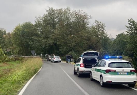 MONCALIERI - Perde il controllo dell'Ape e si ribalta contro una Yaris