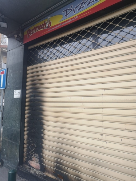 ORBASSANO - Saracinesche della pizzeria Pistrocchio date alle fiamme