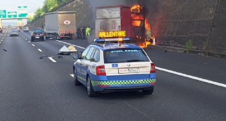 ORBASSANO - Grave incidente in tangenziale: furgone prende fuoco e il conducente è in prognosi riservata