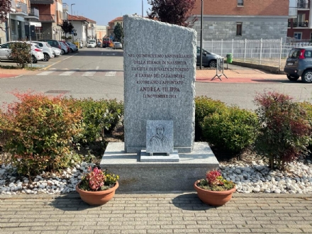 RIVALTA - Una serigrafia ai piedi della lapide di Andrea Filippa, carabiniere morto a Nassiriya