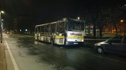 ORBASSANO - Autobus a fuoco nella notte in via Di Nanni