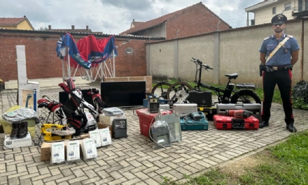 VILLASTELLONE - Attrezzature rubate in tutta la cintura trovate dai carabinieri in un magazzino