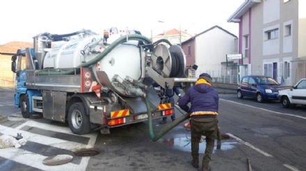 ORBASSANO - Buttano stracci nel water e intasano il collettore della fogna