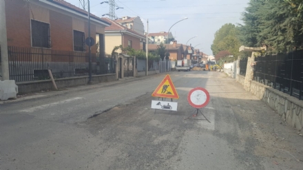 NICHELINO - I residenti di via Gozzano protestano per i lavori eterni sulla strada