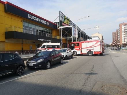 MONCALIERI - Pusher prendeva gli 'ordini' al tavolo del fast food e vendeva nei bagni: arrestato