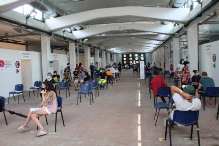 MONCALIERI - Il Palavaccini apre tutti i giorni per favorire le quarte dosi agli over 60