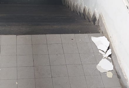CARMAGNOLA- Il sottopassaggio della stazione cade a pezzi, ma per Ferrovie i lavori possono attendere