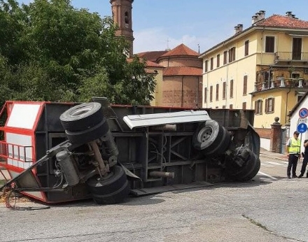 CARIGNANO - Si ribalta rimorchio ad una curva: incidente in zona Molinetta