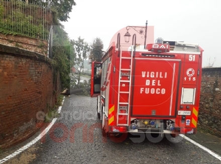 MONCALIERI-BEINASCO - Forte temporale, alberi abbattuti dal vento e sottopassi allagati. Intervengono i vigili del fuoco