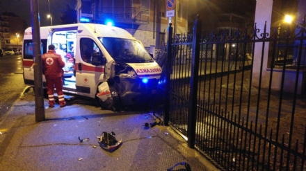 MONCALIERI - Raffica di incidenti: un'ambulanza finisce contro un cancello. Feriti l'autista e i volontari del soccorso