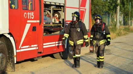 MONCALIERI - Auto prende fuoco nel parcheggio del 45 esimo nord
