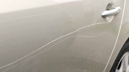 NICHELINO - In via Buonarroti danneggiate diverse auto in sosta: allarme per nuovi atti vandalici