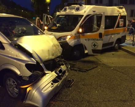 Ambulanza della Croce verde di Candiolo-Vinovo centrata da un'auto mentre è in soccorso