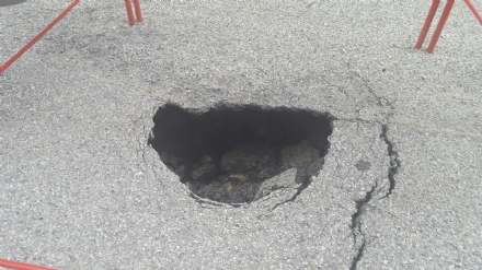 MONCALIERI - Ancora un cedimento delle strade: buca si apre in via Praciosa