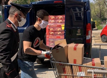 SOLIDARIETA' - I carabinieri ed Esselunga distribuiscono pacchi alimentari ai bisognosi