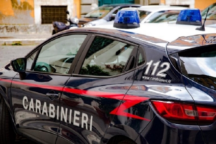MONCALIERI - Urina sul cancello della scuola dell'infanzia mentre ci sono i bambini al centro estivo