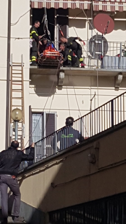 MONCALIERI - Malore ad una donna: chiusa via Santa Croce per l'arrivo dei vigili del fuoco
