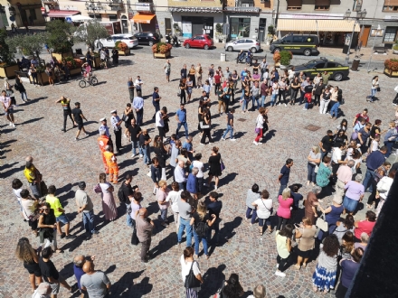 ORBASSANO - Circa 700 persone per l'ultimo saluto ai ragazzi precipitati sul Bianco