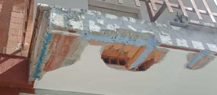 NICHELINO - Protesta dei residenti di via Cacciatori 21 per il degrado degli alloggi popolari. Atc: 'Nessun fondo extra'