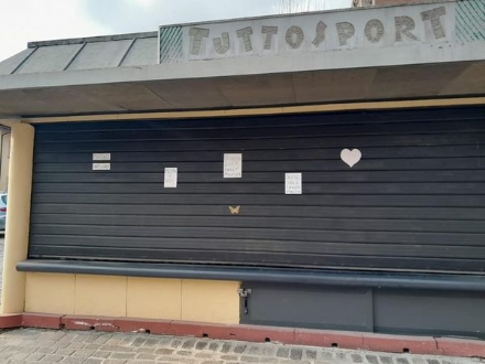 PIOSSASCO - Chiude l'edicola di piazza XX Settembre: se ne va un punto di ritrovo della cittadina