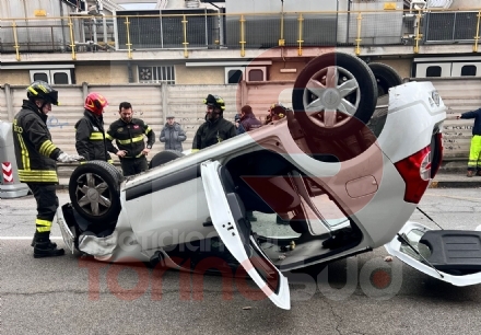 NICHELINO - Si schianta contro una vettura parcheggiata e finisce con l'auto ruote all'aria: ferita la conducente - FOTO