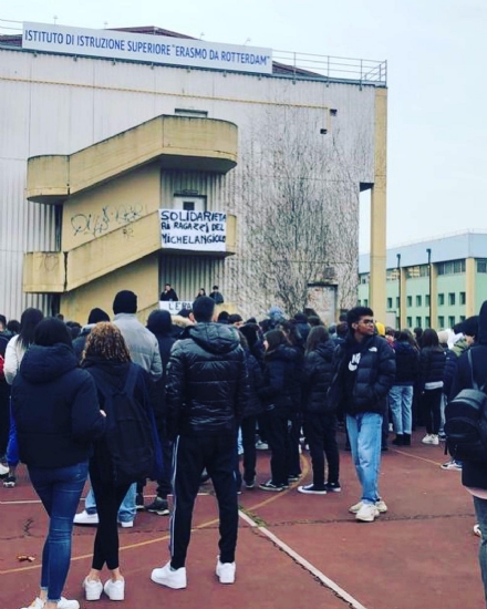 NICHELINO - Gli studenti dell'Erasmo in presidio di solidarietà verso i coetanei di Firenze aggrediti