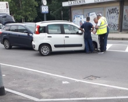 NICHELINO - Scontro tra due auto in via XXV Aprile: una donna in ospedale
