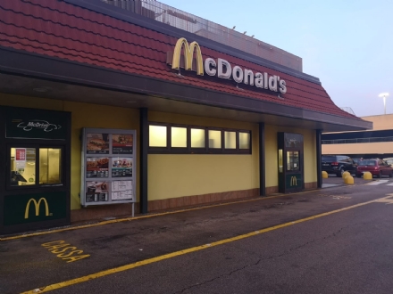 BEINASCO - Spray al peperoncino nel Mc Donald's: una ragazza in ospedale