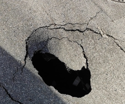 NICHELINO - Ennesimo squarcio nell'asfalto: cede la strada tra via XXV Aprile e via Torricelli
