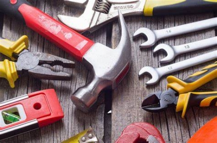 MONCALIERI - Ruba una bicicletta e attrezzi da lavoro: braccato, scappa a piedi