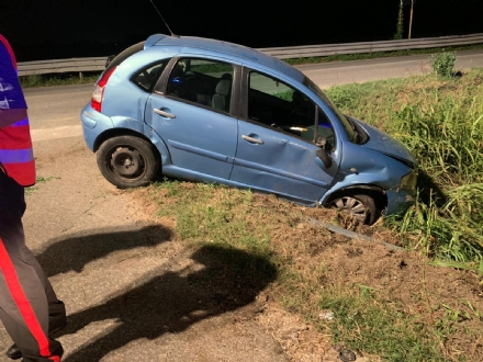 CARMAGNOLA - Sbanda sulla provinciale e finisce nel fossato