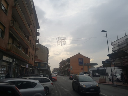 NICHELINO - In città è già 'ansia' Natale: il Comune installa le luminarie due mesi prima