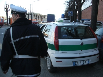ORBASSANO - Tenta la truffa dello specchietto, denunciato dalla polizia locale