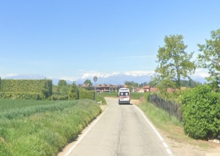 CARMAGNOLA - Trattore con rimorchio si ribalta a San Grato e finisce in un terreno coltivato a serre