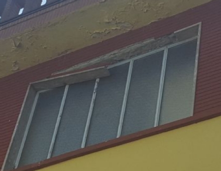 NICHELINO - Crolla un cornicione dell'edificio ex Granato Mobili: transennata la via