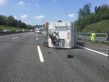 BEINASCO - Schianto tra 4 veicoli in tangenziale: camper finisce ruote all'aria - FOTO