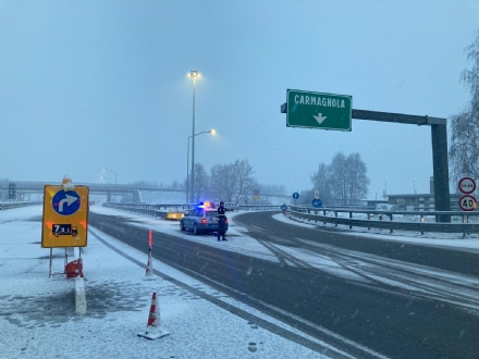 TORINO SUD - Neve su tutta la zona: sull'autostrada A6 uscita obbligatoria a Carmagnola per i mezzi pesanti
