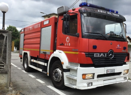 ORBASSANO - A fuoco una macchina parcheggiata in via Trento