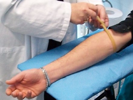 ORBASSANO - Prelievi di sangue a domicilio grazie alle farmacie comunali di Orbassano e Rivalta
