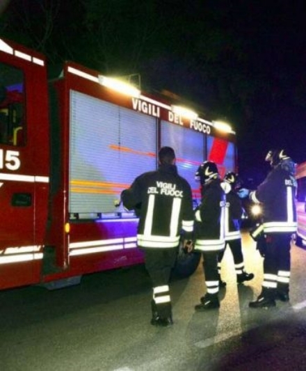 CARMAGNOLA - Ritorna l'allarme per i rifiuti incendiati: a fuoco un divano in via Torino