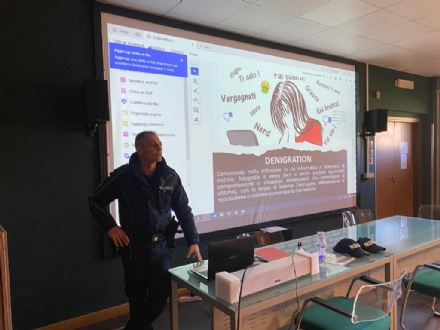 CANDIOLO - Nelle classi delle medie incontri con la polizia locale sul tema del bullismo